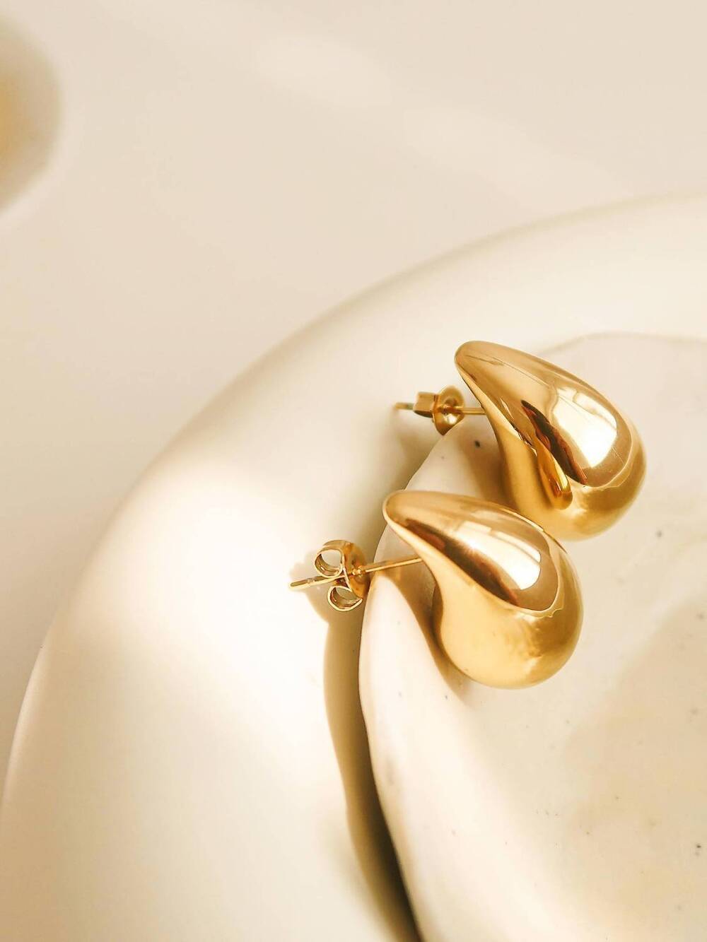 NEW FLANERIE BY MAIQ the hattie earrings in yellow gold